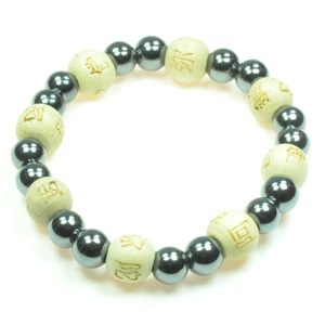 Lykkearmb�nd med H�matit og lyse tr� Karma perler (451)