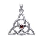 Vedh&aelig;ng med Triquetra - Treenighedssymbolet og R&oslash;d Granat - 35mm - u/k&aelig;de