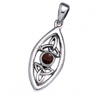 Vedh&aelig;ng med Triquetra - Treenighedssymbolet og R&oslash;d Granat - 32mm - u/k&aelig;de